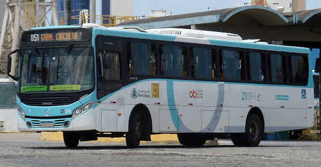 Ônibus azul e branco lateral
